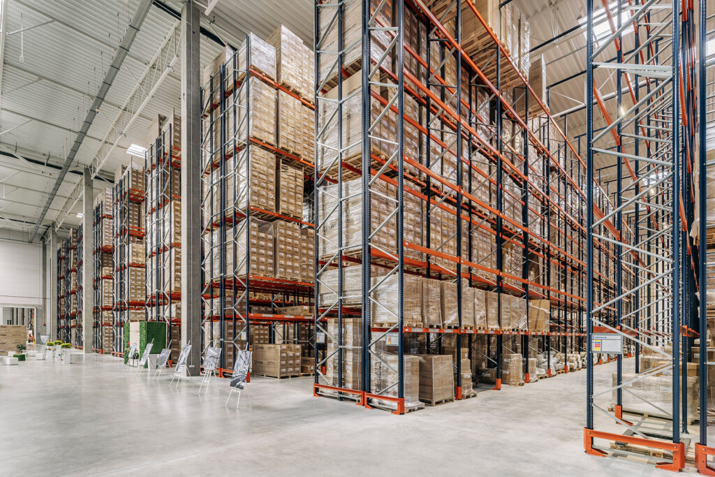 Czym są hale magazynowe wysokiego składowania Commercecon