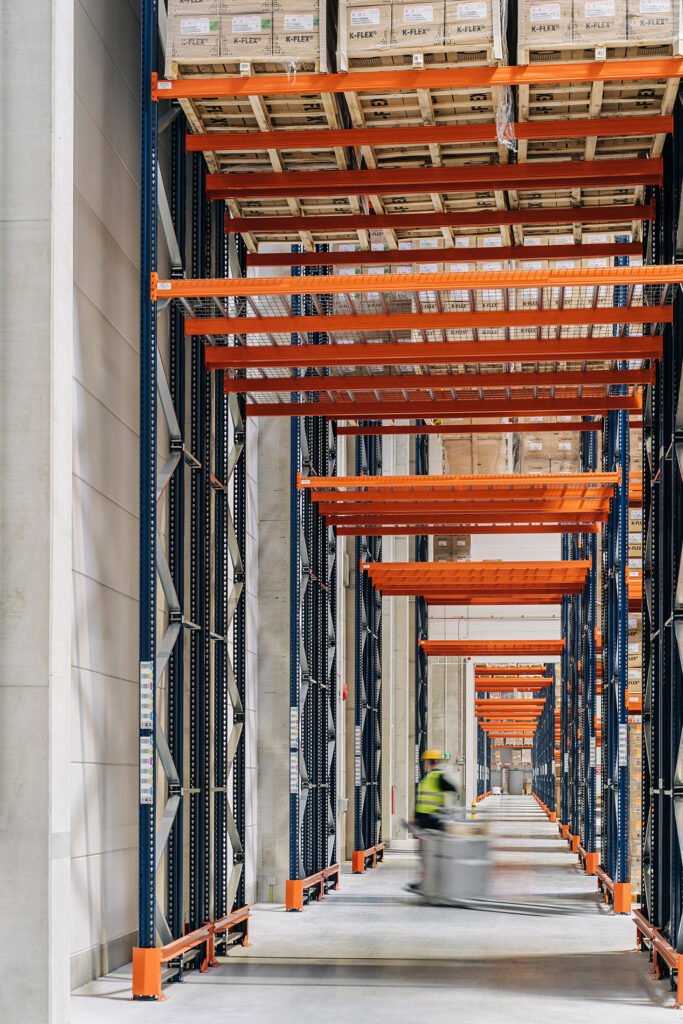 Budowa hal wysokiego składowania - najważniejsze elementy - Commercecon