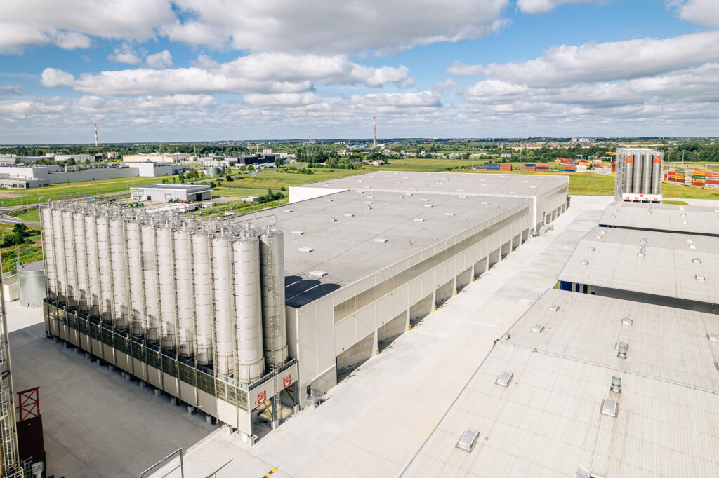 Zalety hal magazynowych wysokiego składowania - Commercecon